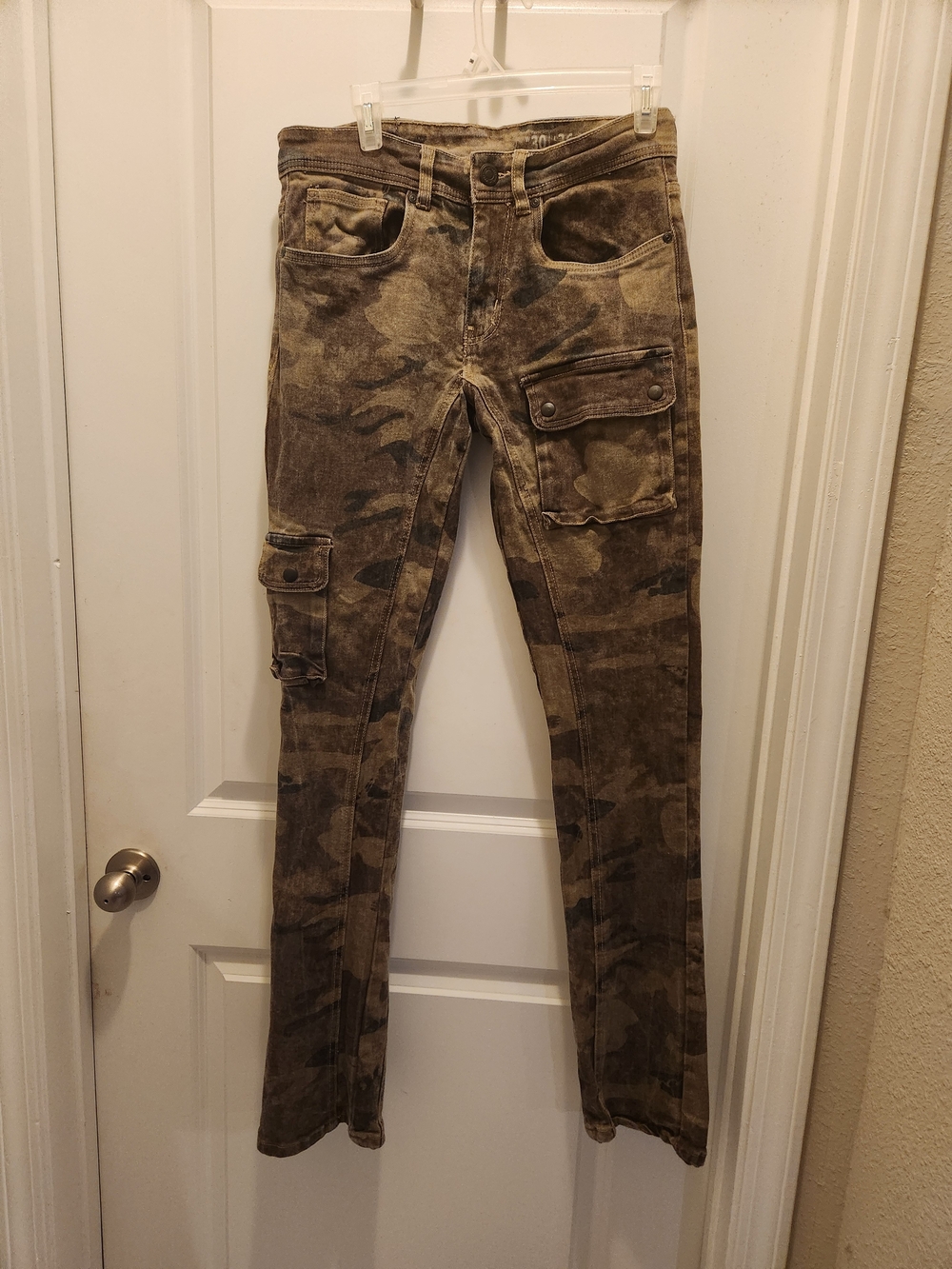 Arketpe Men's Skinny Cargo Jeans in Brown Camo Print